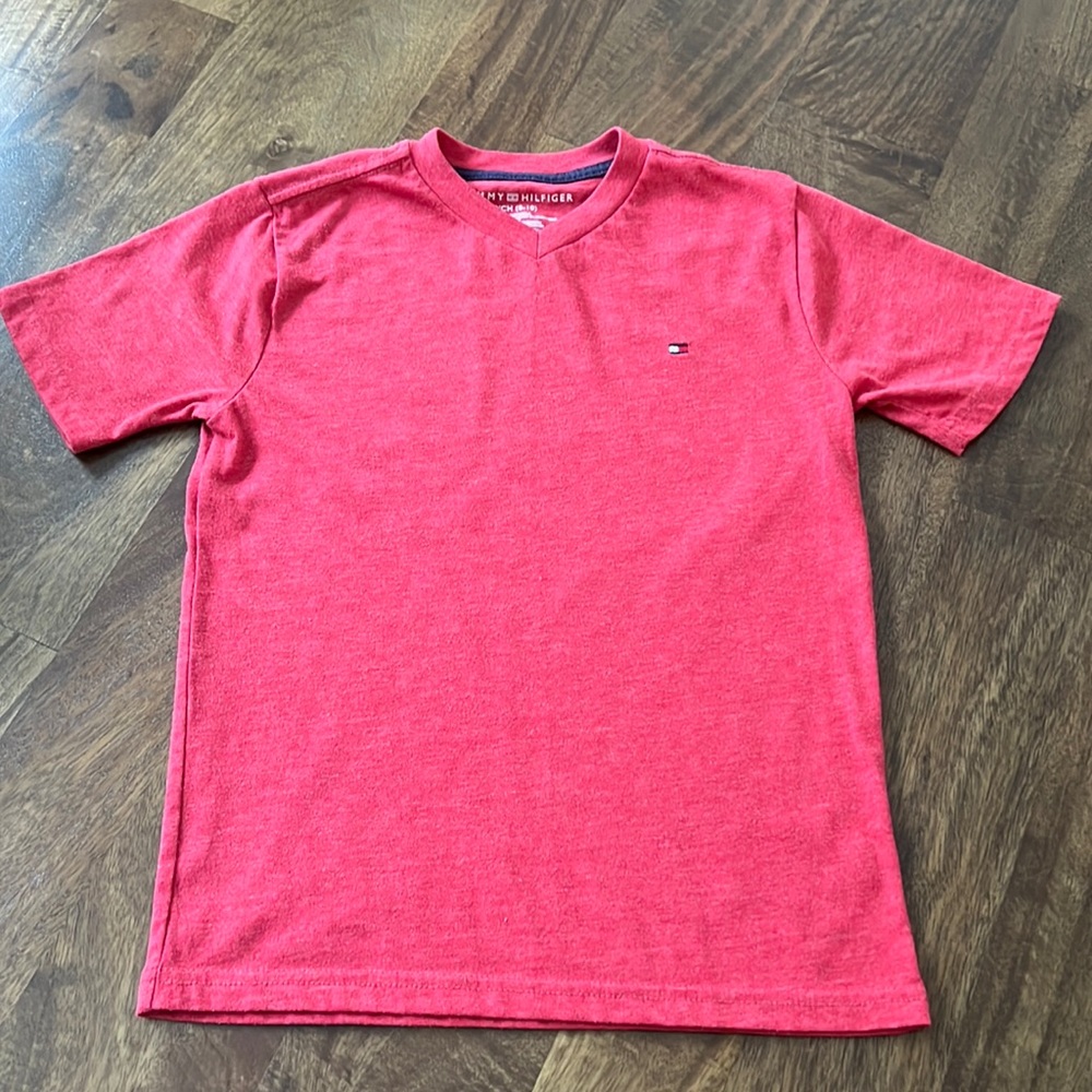 TOMMY HILFIGER BOYS TEE. SIZE S (8/10)